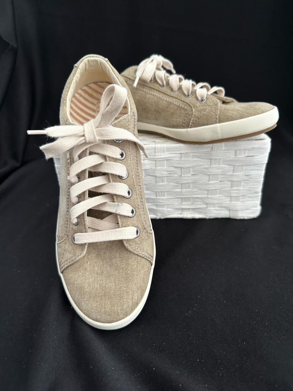 Taos StarCasual Women's Sz. 8 Beige Canvas Sneakers - Comfortable Everyday Shoes